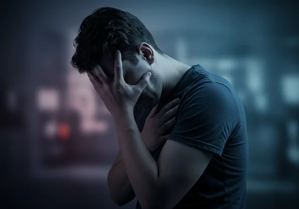 Una persona che prova un intenso dolore emotivo a causa del rifiuto.